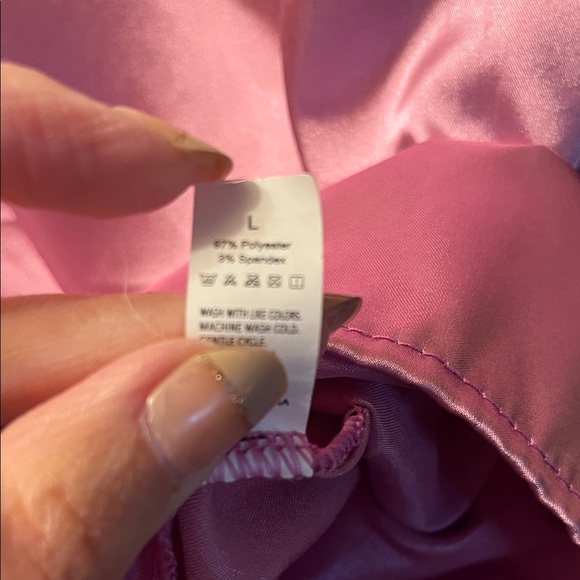 Elegant Pink Satin Robe with Black Lace Trim - Picture 2 of 4